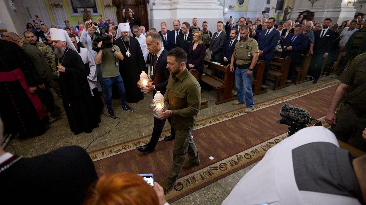Zelenskyj s Dudou na Ukrajině uctili památku obětí Volyňského masakru